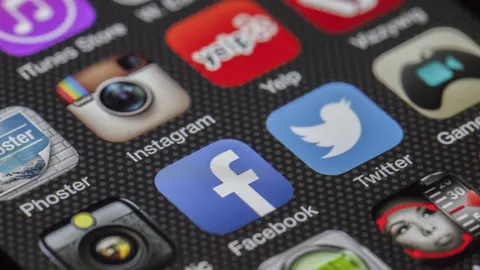 Tela de celular com ícones de aplicativos de redes sociais