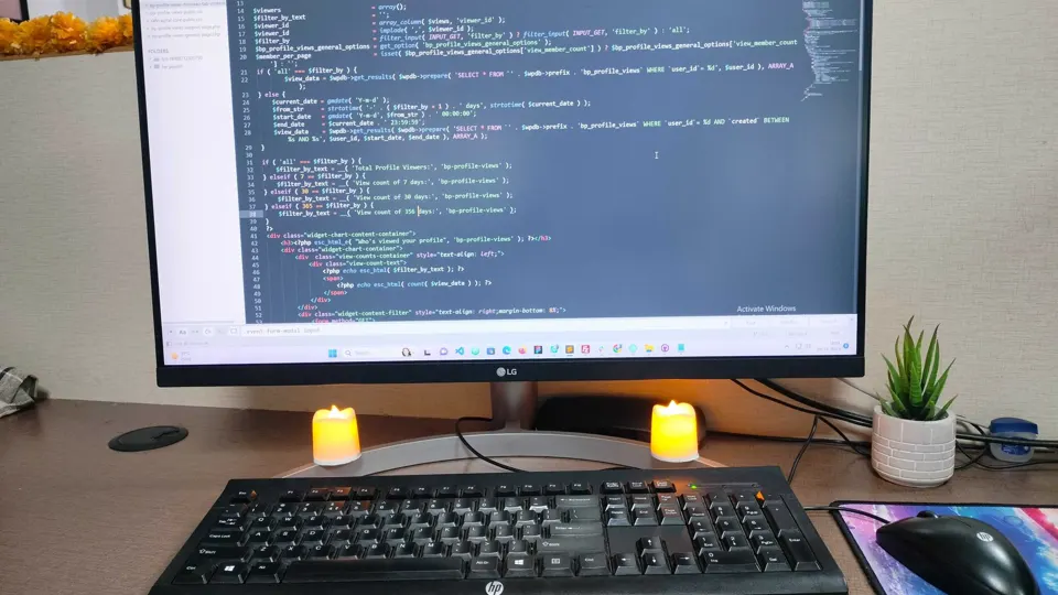 Mesa de trabalho com monitor mostrando código de um site